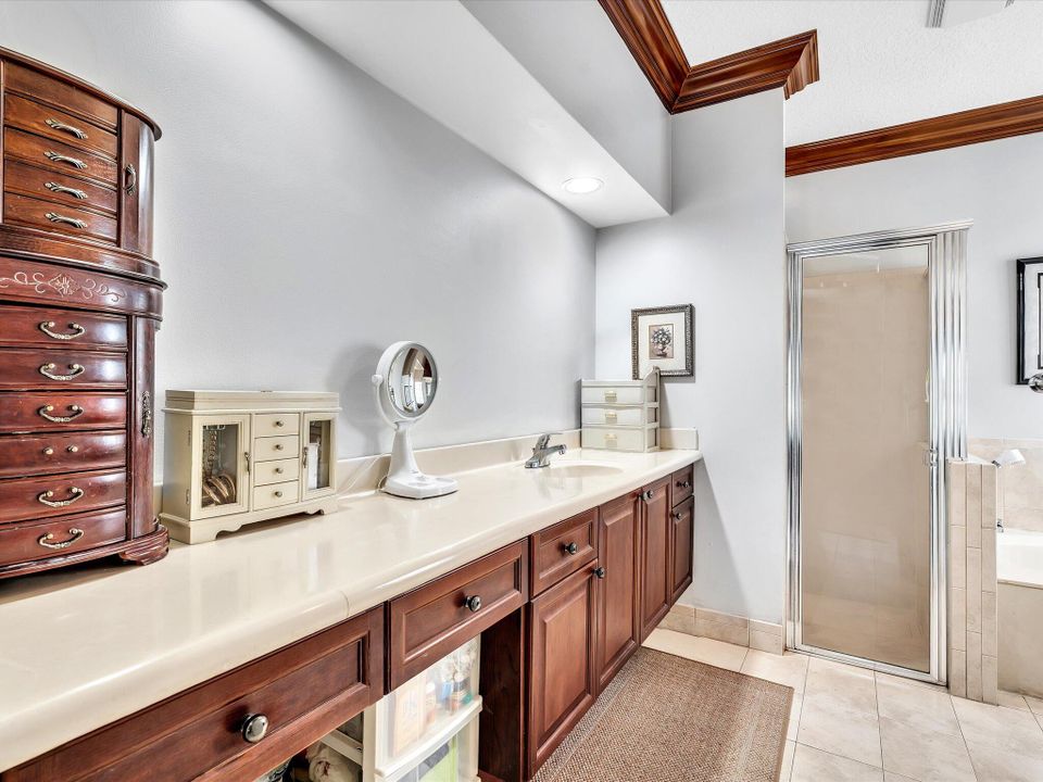 For Sale: $800,000 (5 beds, 3 baths, 2982 Square Feet)