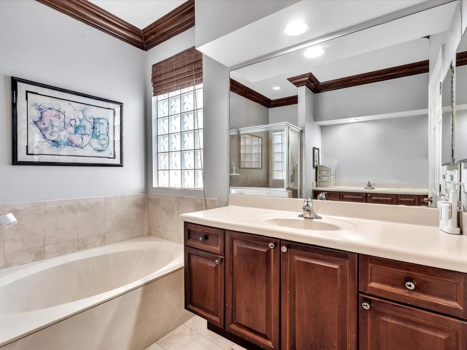 For Sale: $800,000 (5 beds, 3 baths, 2982 Square Feet)