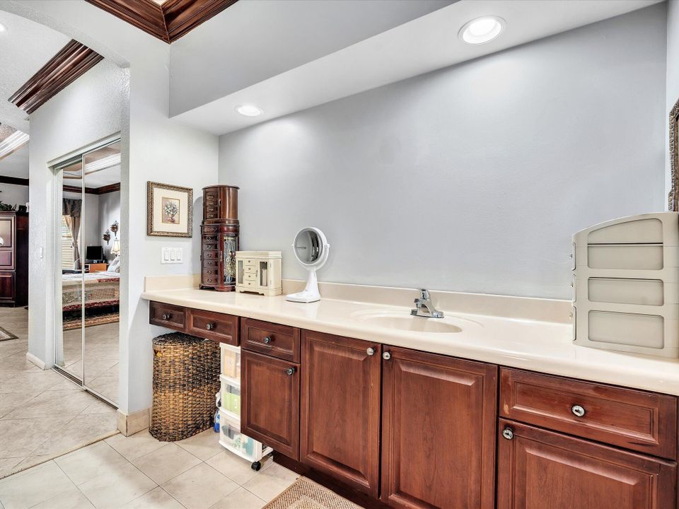 For Sale: $800,000 (5 beds, 3 baths, 2982 Square Feet)