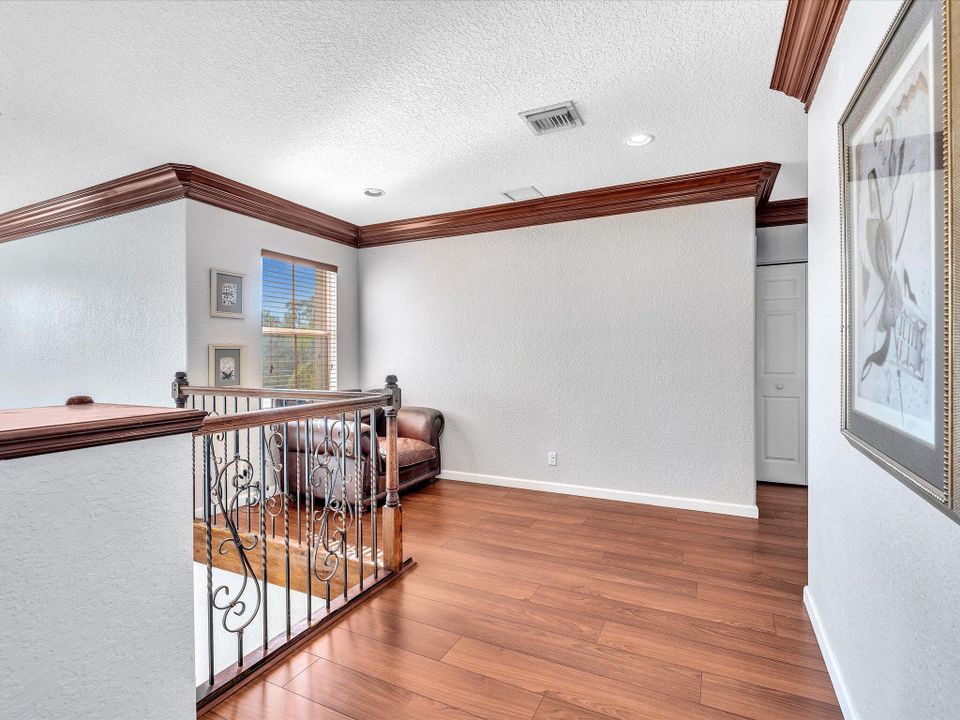 For Sale: $800,000 (5 beds, 3 baths, 2982 Square Feet)