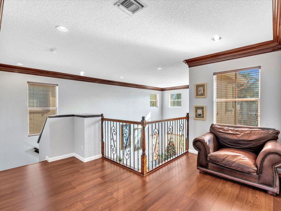 For Sale: $800,000 (5 beds, 3 baths, 2982 Square Feet)