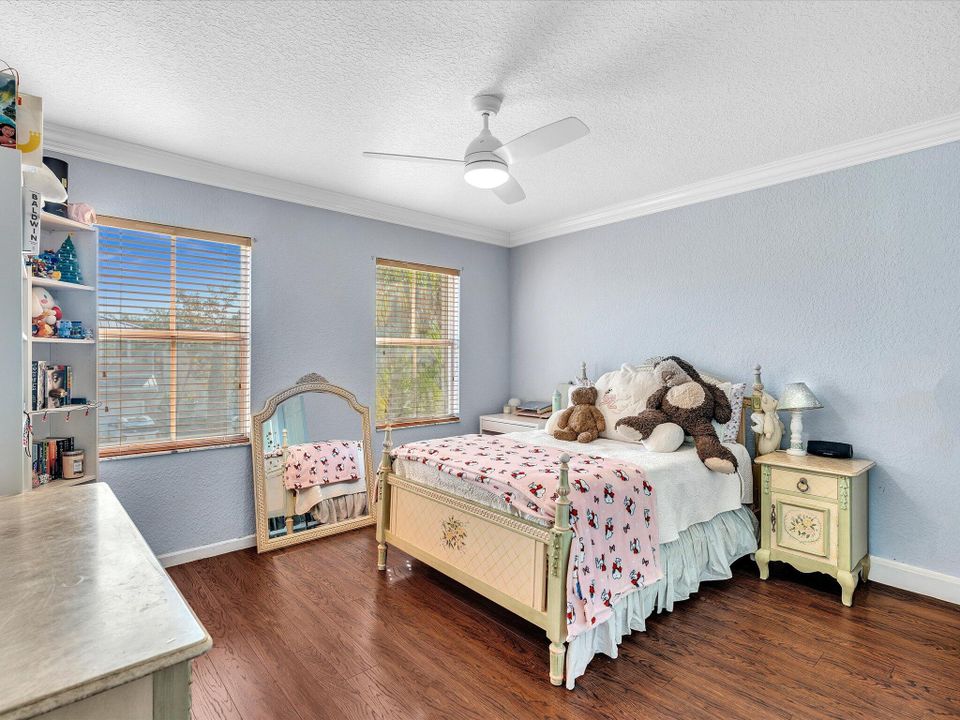 For Sale: $800,000 (5 beds, 3 baths, 2982 Square Feet)