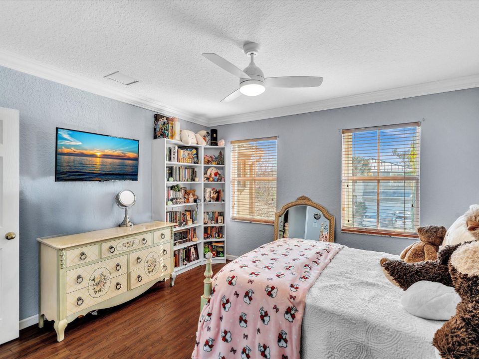 For Sale: $800,000 (5 beds, 3 baths, 2982 Square Feet)