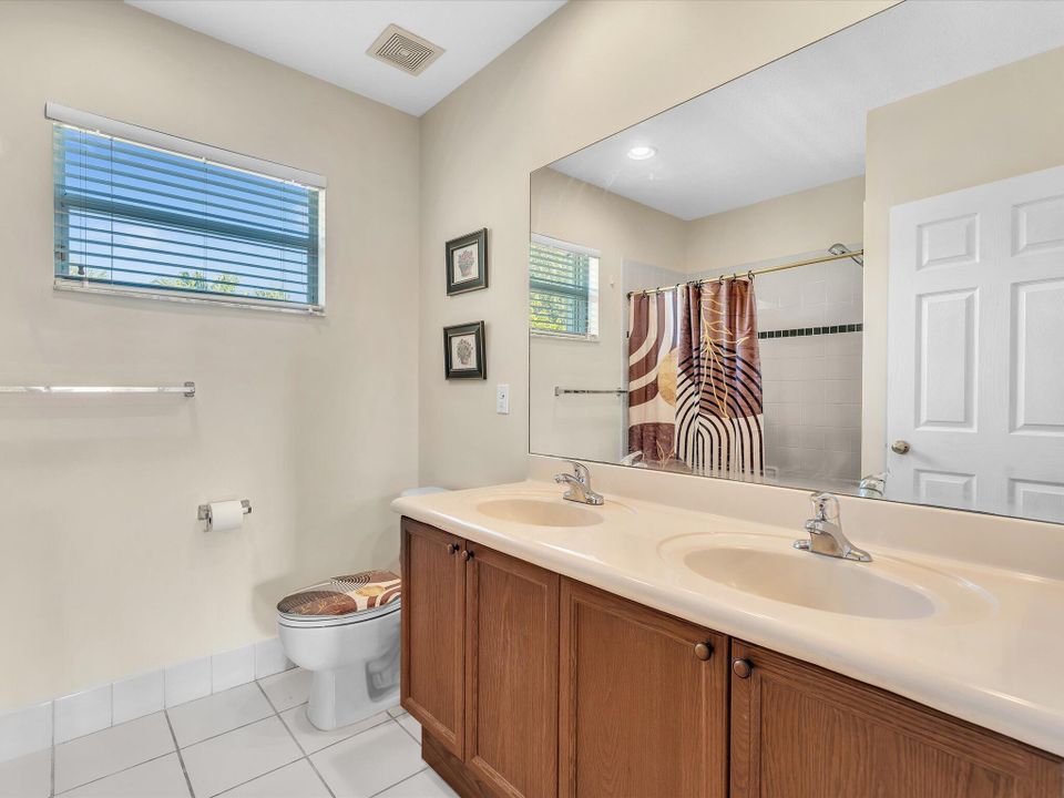 For Sale: $800,000 (5 beds, 3 baths, 2982 Square Feet)