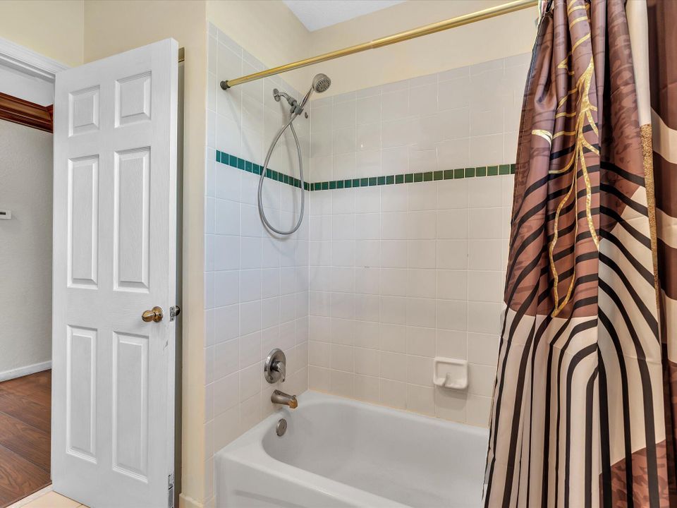 For Sale: $800,000 (5 beds, 3 baths, 2982 Square Feet)