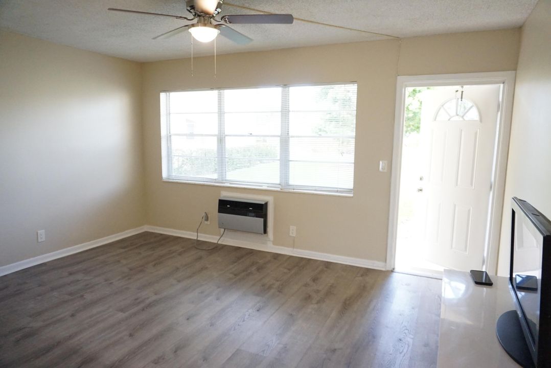 For Rent: $1,300 (1 beds, 1 baths, 570 Square Feet)