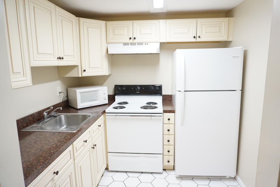 For Rent: $1,300 (1 beds, 1 baths, 570 Square Feet)