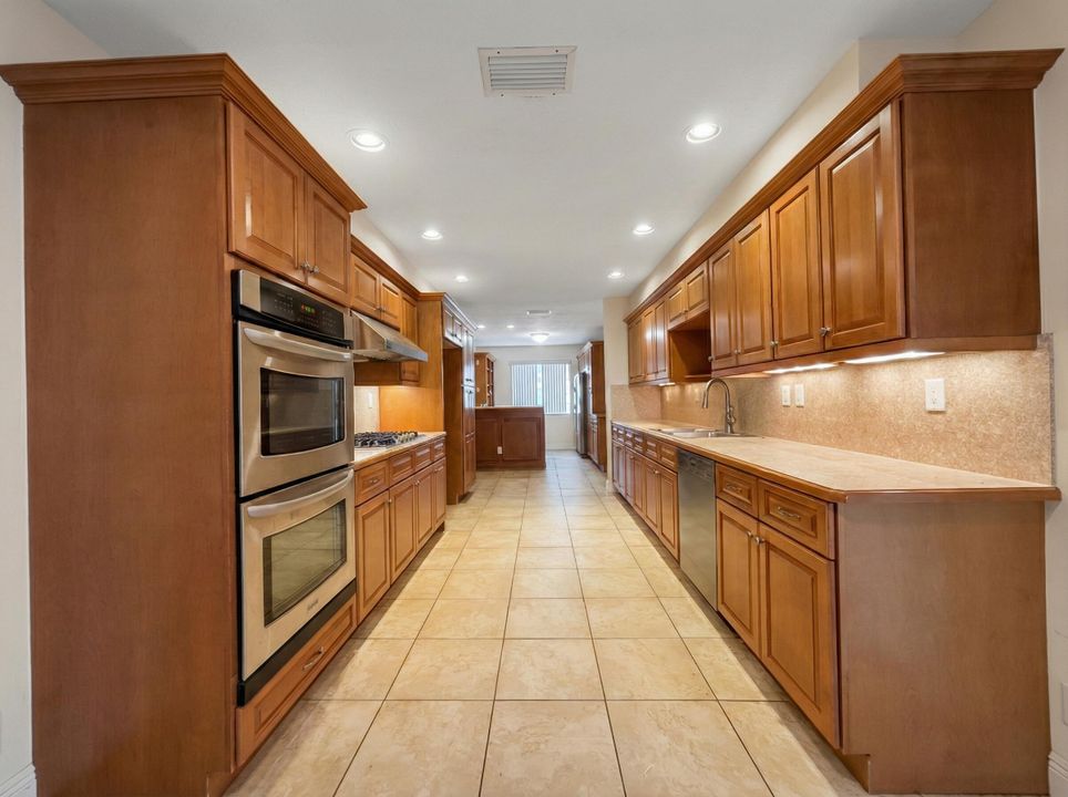 En Venta: $825,000 (3 camas, 3 baños, 1961 Pies cuadrados)