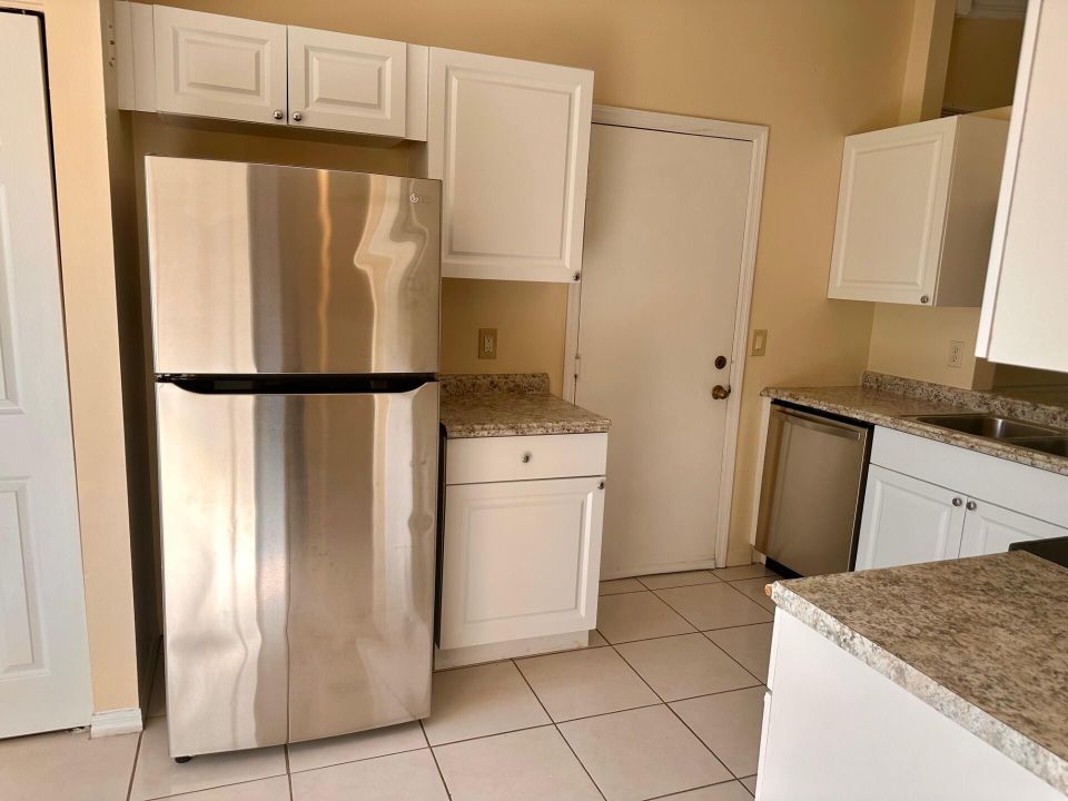 For Rent: $2,800 (3 beds, 2 baths, 1295 Square Feet)