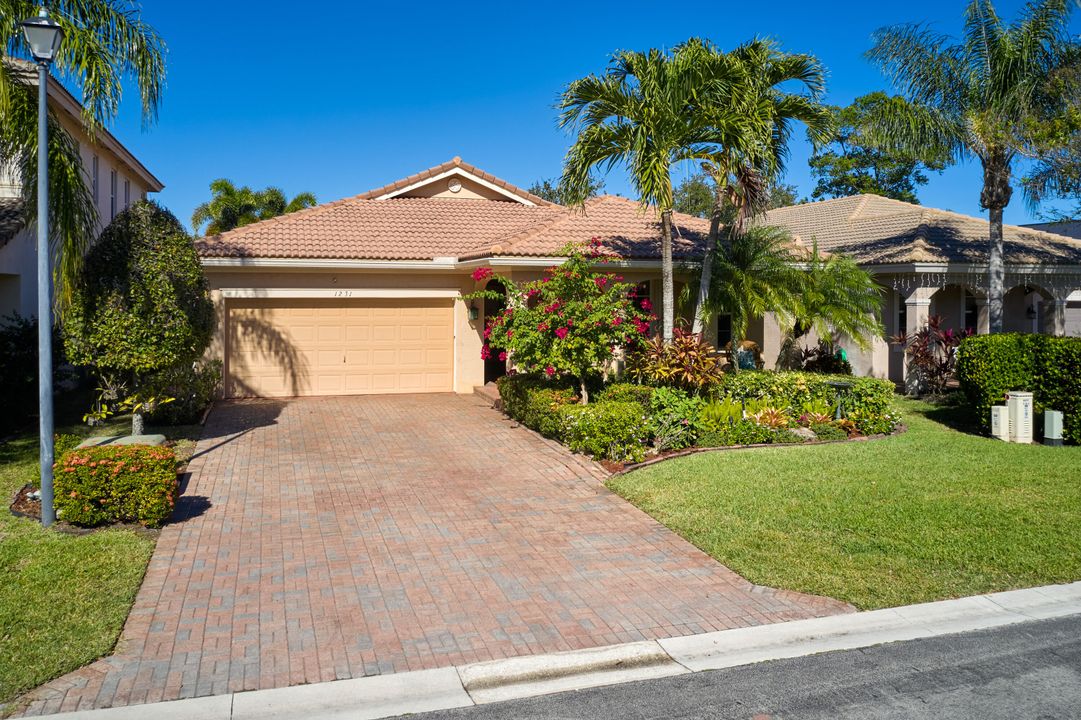 For Sale: $550,000 (3 beds, 2 baths, 1905 Square Feet)