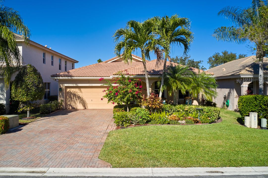 For Sale: $550,000 (3 beds, 2 baths, 1905 Square Feet)