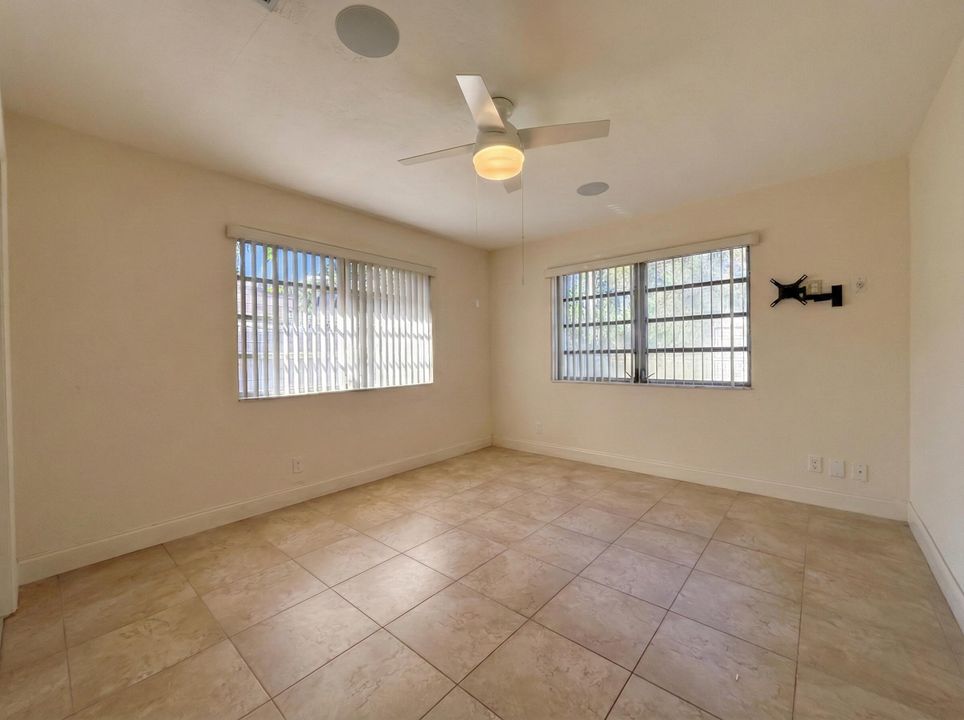 En Venta: $825,000 (3 camas, 3 baños, 1961 Pies cuadrados)