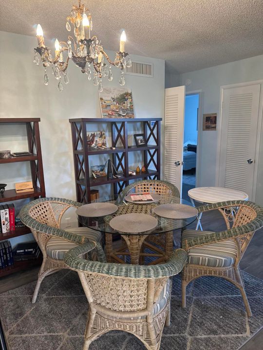 待售: $189,000 (2 贝兹, 1 浴室, 924 平方英尺)