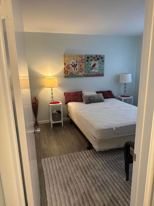 待售: $189,000 (2 贝兹, 1 浴室, 924 平方英尺)