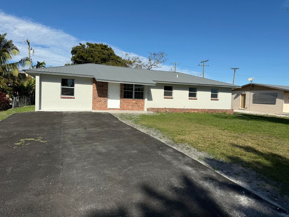 For Sale: $399,000 (5 beds, 3 baths, 1820 Square Feet)