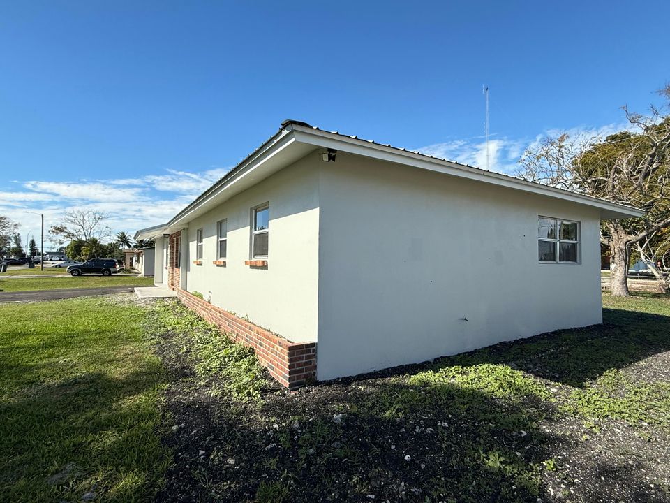 For Sale: $399,000 (5 beds, 3 baths, 1820 Square Feet)