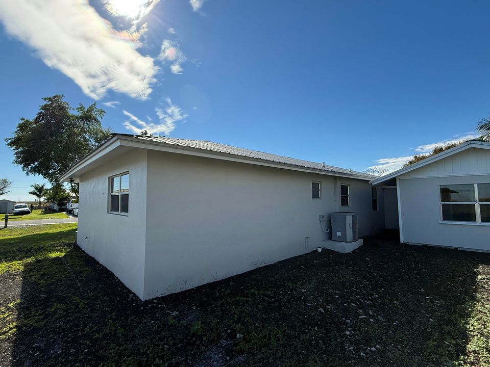 For Sale: $399,000 (5 beds, 3 baths, 1820 Square Feet)