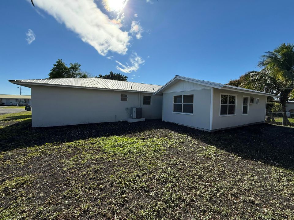 For Sale: $399,000 (5 beds, 3 baths, 1820 Square Feet)