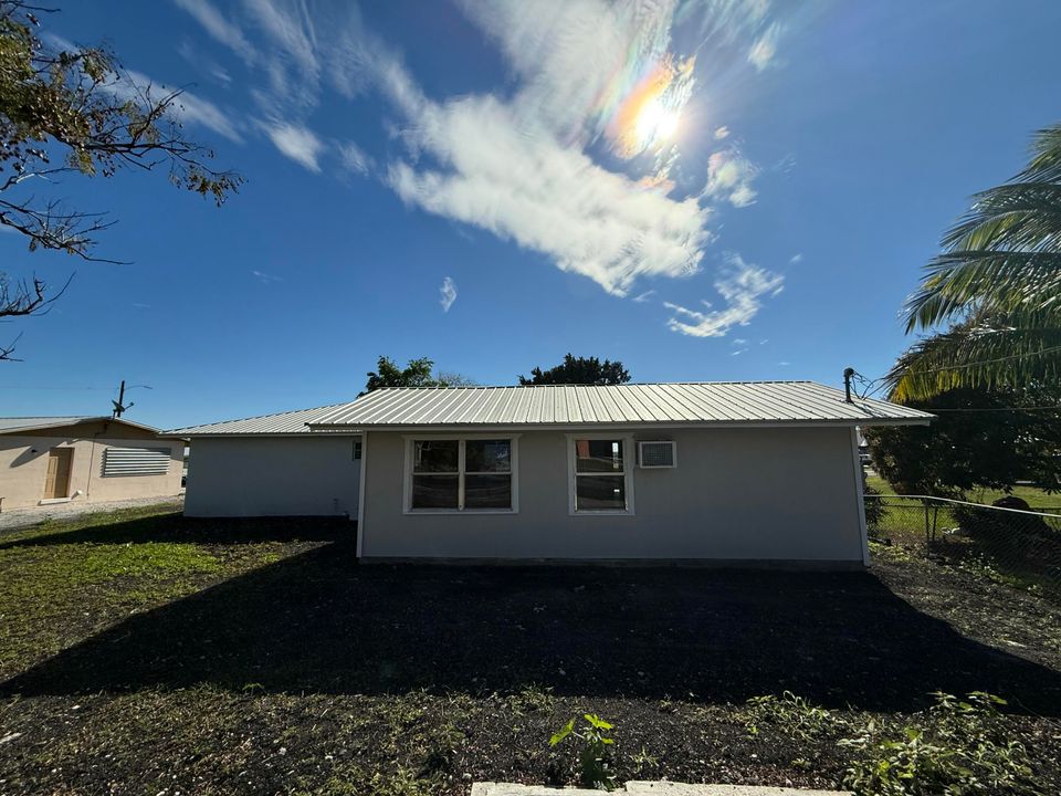 For Sale: $399,000 (5 beds, 3 baths, 1820 Square Feet)