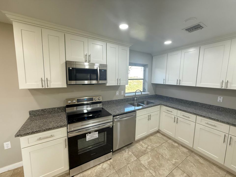 For Sale: $399,000 (5 beds, 3 baths, 1820 Square Feet)