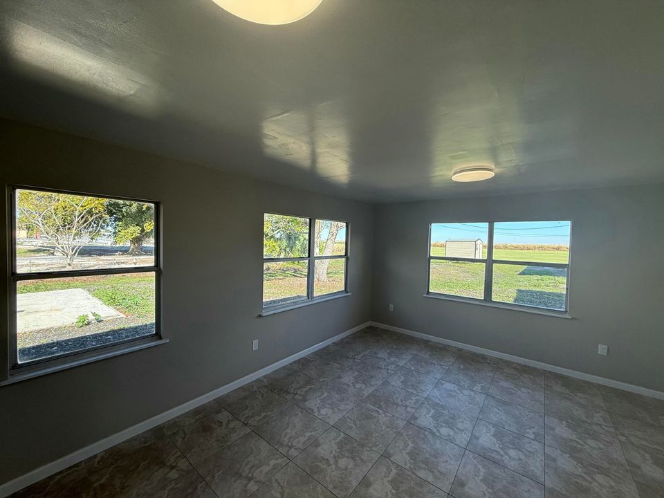 For Sale: $399,000 (5 beds, 3 baths, 1820 Square Feet)