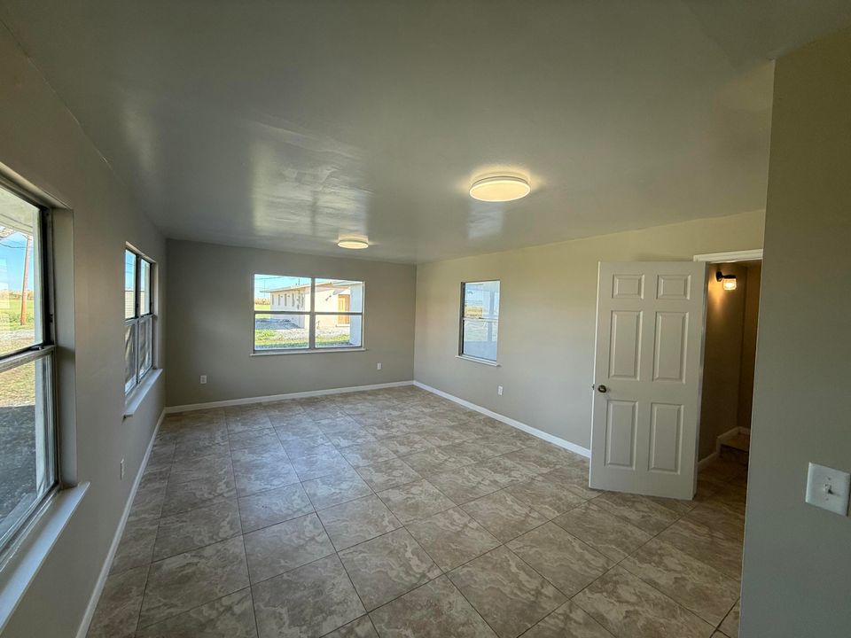 For Sale: $399,000 (5 beds, 3 baths, 1820 Square Feet)