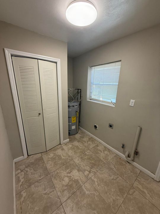 For Sale: $399,000 (5 beds, 3 baths, 1820 Square Feet)