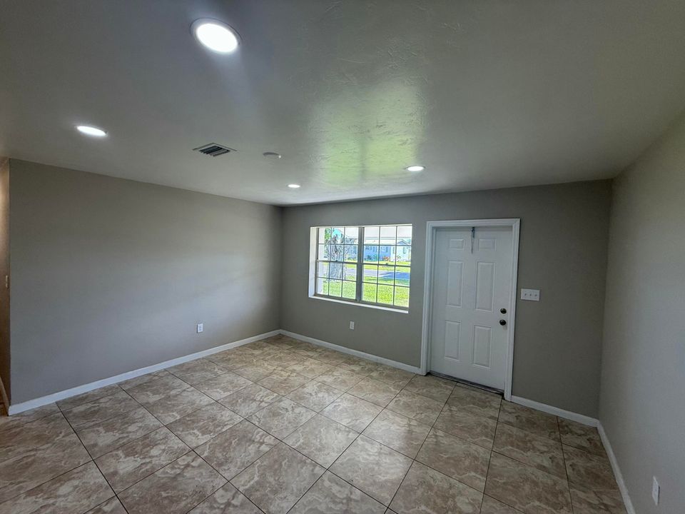 For Sale: $399,000 (5 beds, 3 baths, 1820 Square Feet)