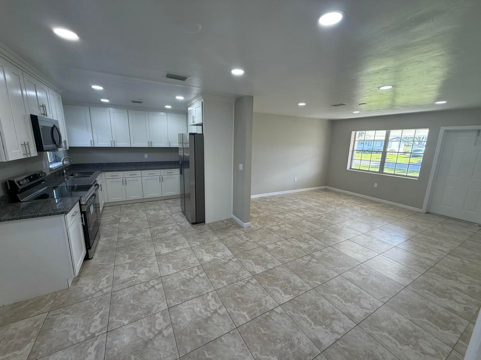 For Sale: $399,000 (5 beds, 3 baths, 1820 Square Feet)