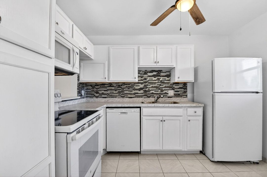 待售: $155,000 (2 贝兹, 2 浴室, 924 平方英尺)