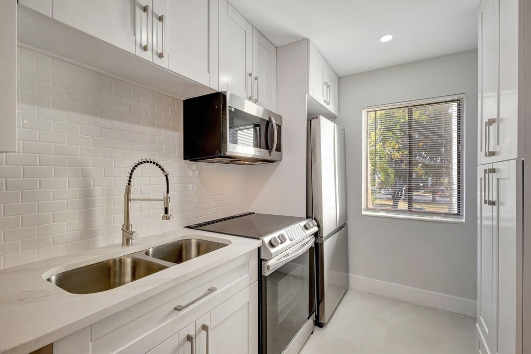 For Rent: $2,500 (2 beds, 2 baths, 939 Square Feet)