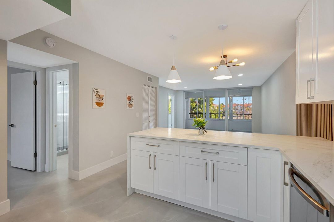 For Rent: $2,500 (2 beds, 2 baths, 939 Square Feet)