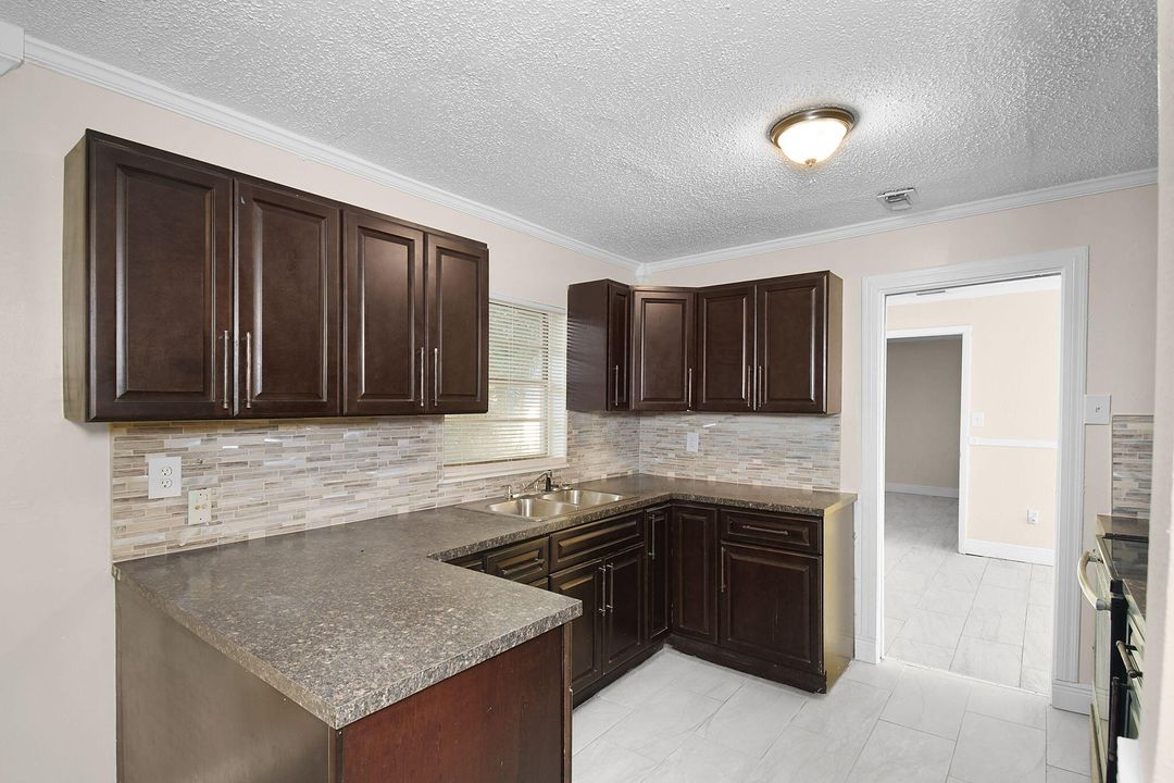 En Venta: $335,000 (4 camas, 2 baños, 1623 Pies cuadrados)