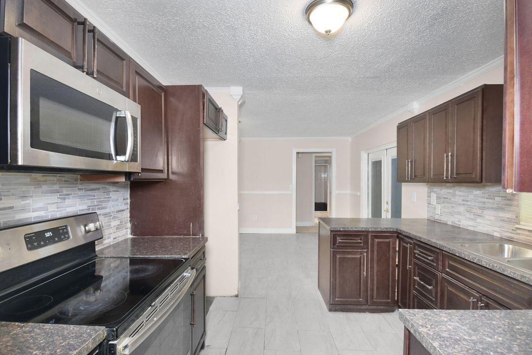 En Venta: $335,000 (4 camas, 2 baños, 1623 Pies cuadrados)