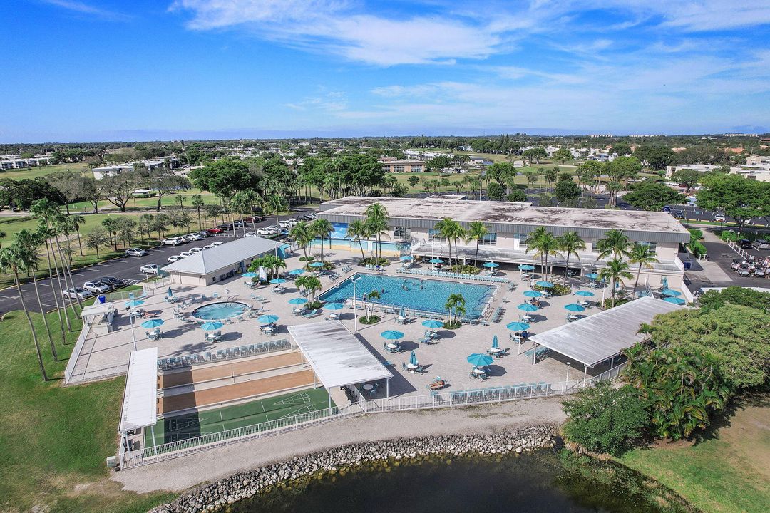 待售: $105,900 (2 贝兹, 2 浴室, 907 平方英尺)