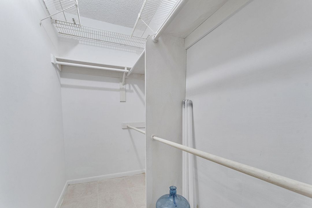 待售: $105,900 (2 贝兹, 2 浴室, 907 平方英尺)