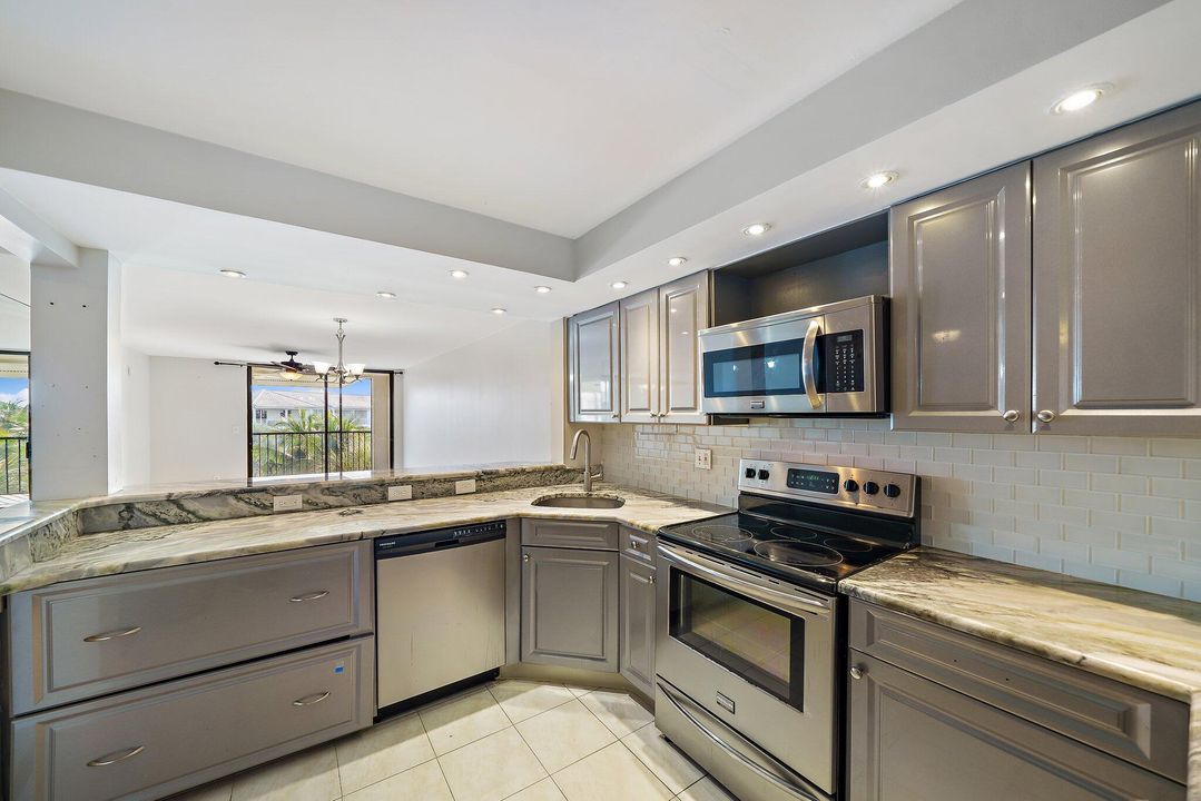 待售: $450,000 (2 贝兹, 2 浴室, 1206 平方英尺)