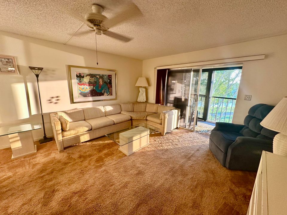 待售: $129,000 (2 贝兹, 2 浴室, 1070 平方英尺)