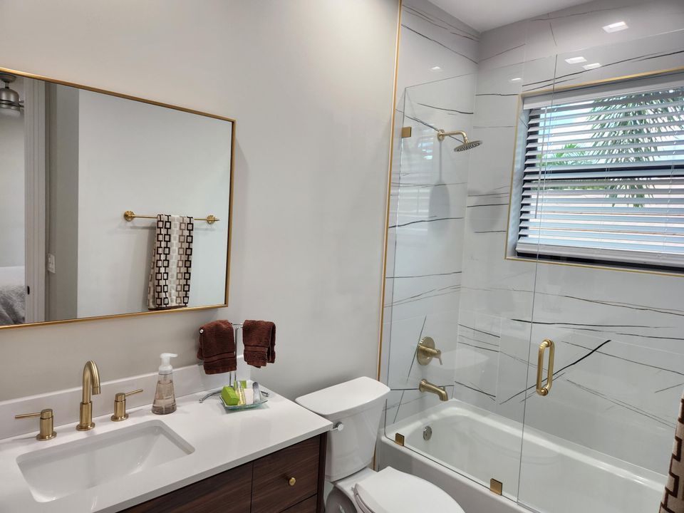 出租: $45,000 (5 贝兹, 5 浴室, 4633 平方英尺)