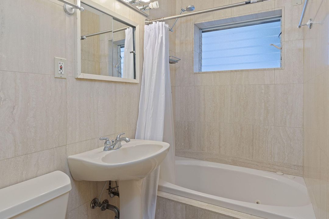 待售: $1,100,000 (2 贝兹, 2 浴室, 1014 平方英尺)