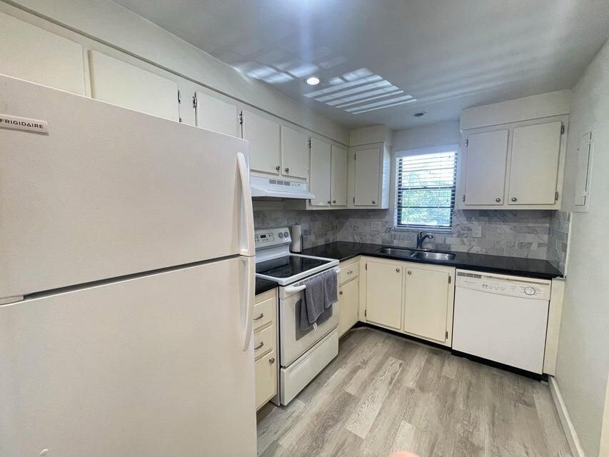 出租: $1,900 (2 贝兹, 1 浴室, 1050 平方英尺)