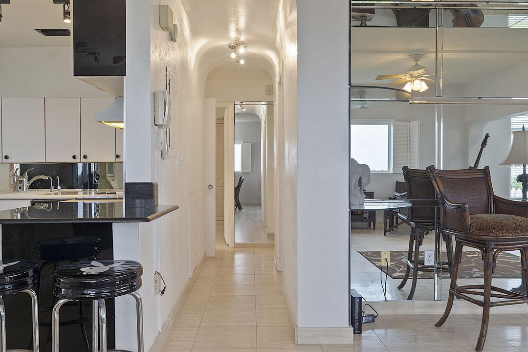 待售: $1,100,000 (2 贝兹, 2 浴室, 1014 平方英尺)