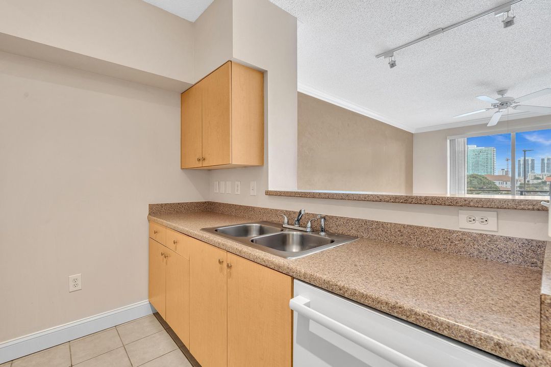 待售: $239,000 (1 贝兹, 1 浴室, 696 平方英尺)