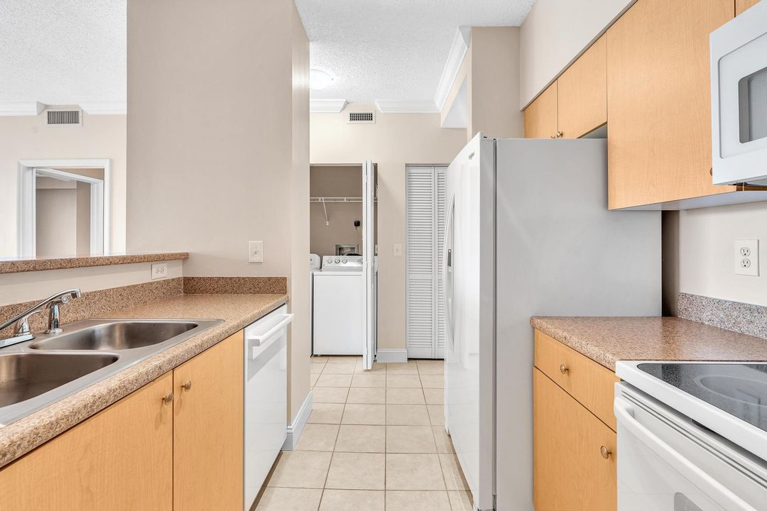 待售: $239,000 (1 贝兹, 1 浴室, 696 平方英尺)