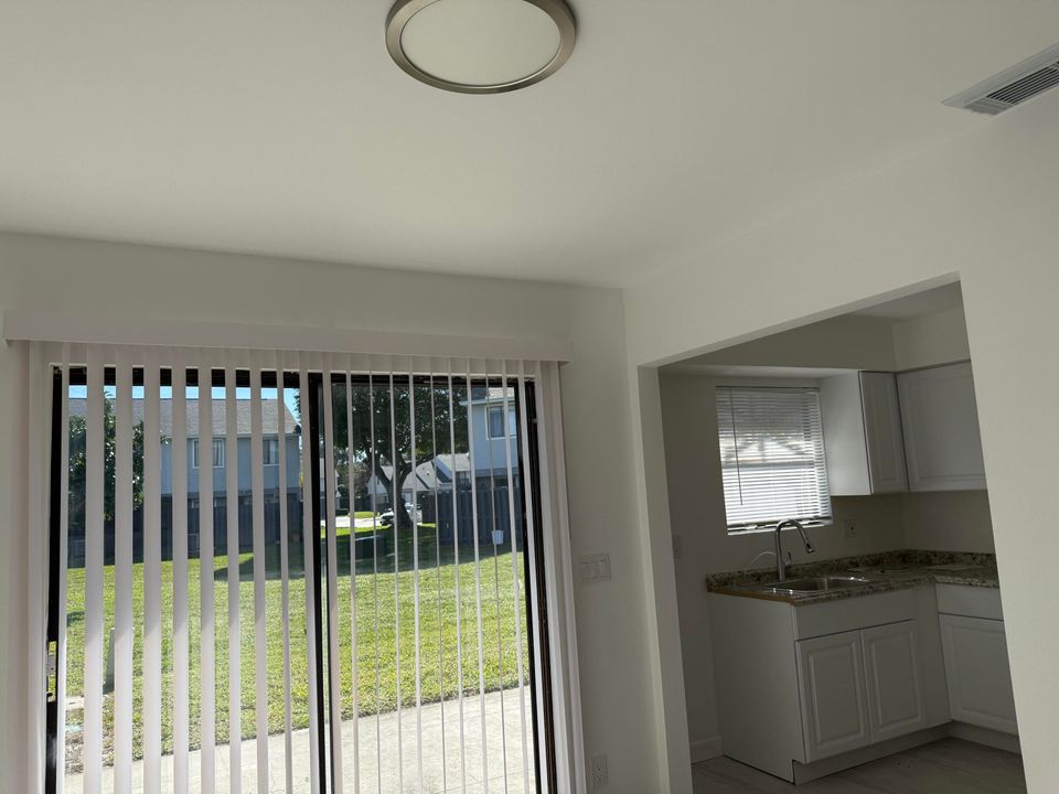 出租: $2,500 (3 贝兹, 2 浴室, 1260 平方英尺)