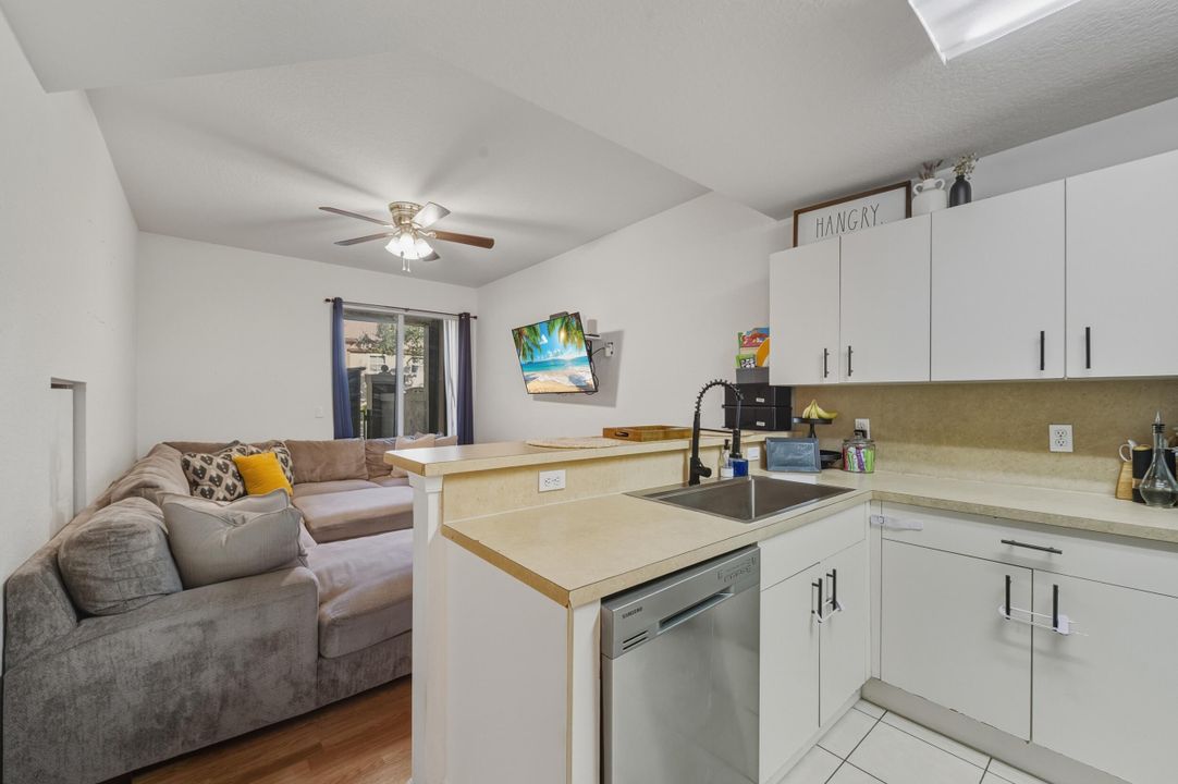 En Venta: $320,000 (3 camas, 2 baños, 1362 Pies cuadrados)