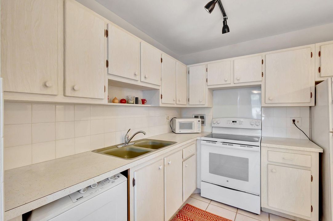 待售: $87,500 (1 贝兹, 1 浴室, 723 平方英尺)