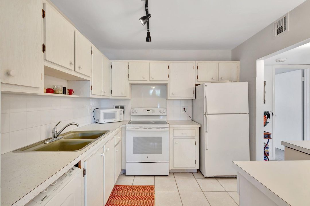 待售: $87,500 (1 贝兹, 1 浴室, 723 平方英尺)