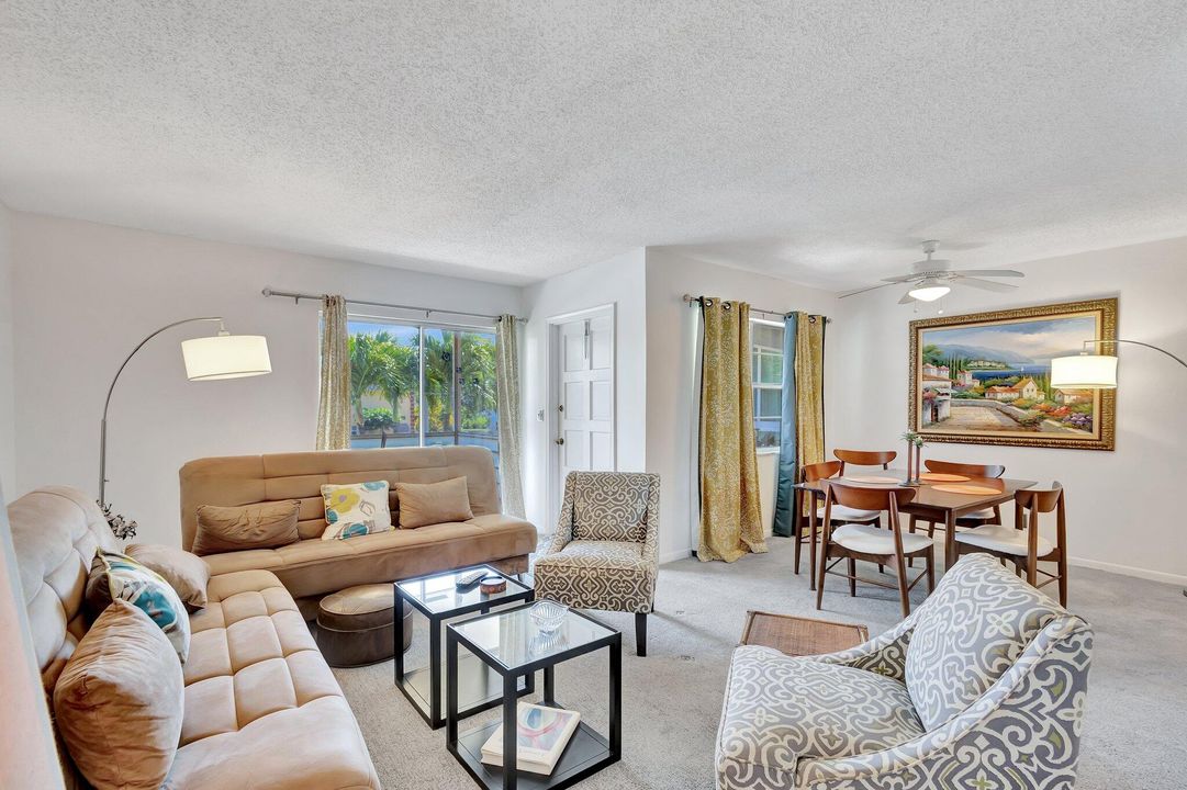 待售: $87,500 (1 贝兹, 1 浴室, 723 平方英尺)