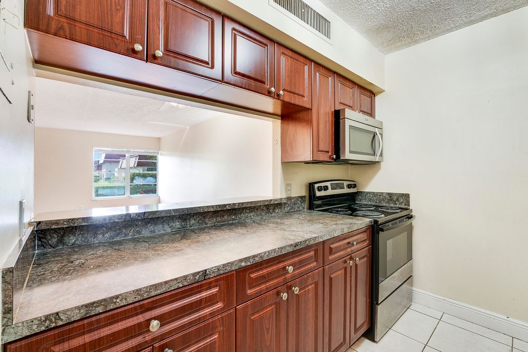 На продажу: $79,900 (1 спален, 1 ванн, 660 Квадратных фут)